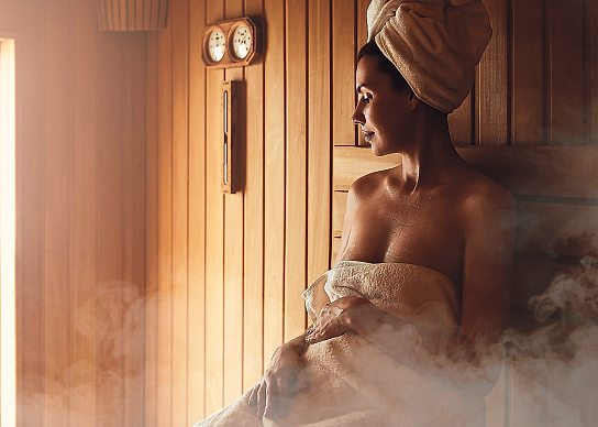 Sanfte Wärme: Regelmäßige Saunagänge können den Kreislauf anregen und zur Regeneration beitragen.