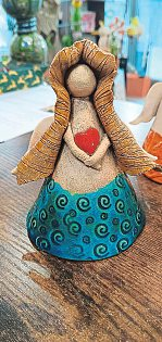 Ein selbst getöpfertes Stück beinhaltet immer ein bisschen Herz und Zeit. Birgit Schäfer zeigt in ihren Kursen, wie's geht. Foto: Birgit Schäfer Keramik