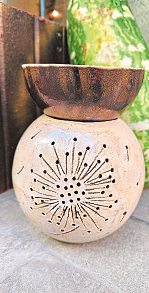 Ein selbst getöpfertes Stück beinhaltet immer ein bisschen Herz und Zeit. Birgit Schäfer zeigt in ihren Kursen, wie's geht. Foto: Birgit Schäfer Keramik