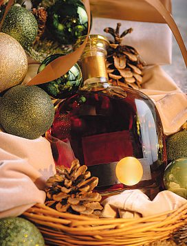 <b>Schnaps oder Likör hübsch verpackt für stressfreie Momente als Geschenk.</b> Foto: AntAlexStudiostock.adobe.com
