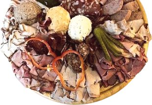 Deftiges vom Bauernstand Schaschel: Im Südpark werden GenieBer von regionalen Produkten in der Zeit rund um Weihnachten und Silvester fündig. Foto: Privat