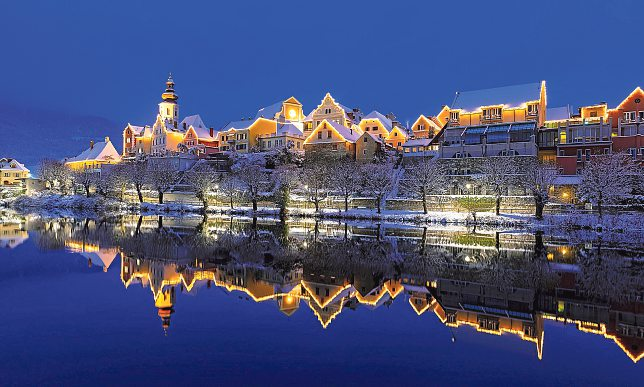 Die festlich beleuchtete Skyline von Frohnleiten. Foto: Region Graz - Harry Schiffer
