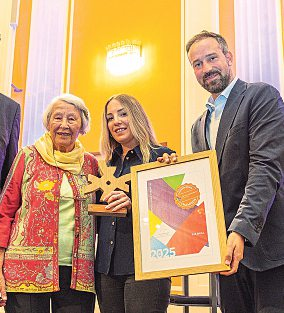 Anneliese Bernhofer (Einsenderin), Eva Brüll (Buslenkerin des Jahres). 