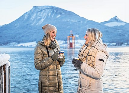Punschtrinken am Wolfgangsee – vor dem Hintergrund der Friedenslicht-Laterne. Foto: Mirja Geh.