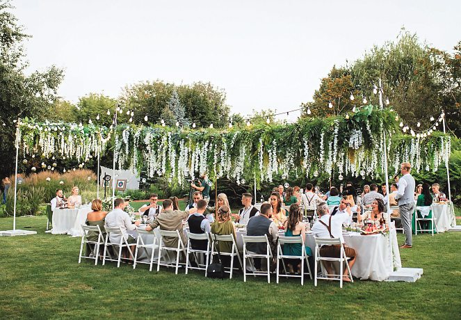 Bei schönem Wetter unvergleichlich: die Hochzeitstafel im Freien. Foto: omelnickiy-stock.adobe.com