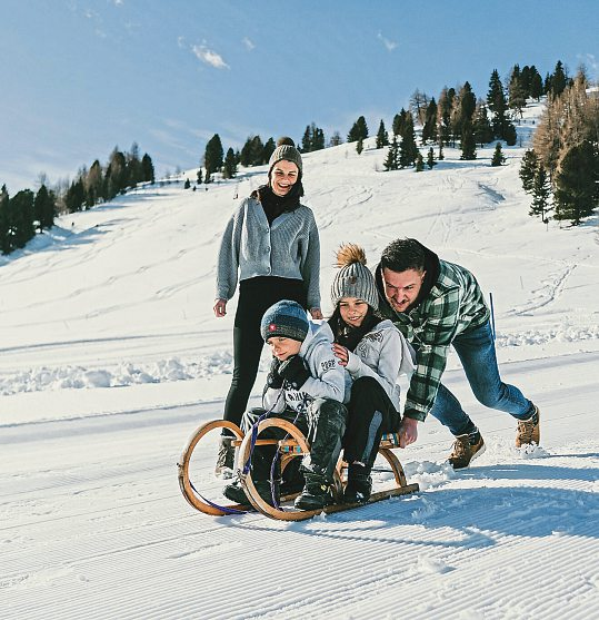 Abseits der Pisten warten Rodelbahnen und Skitourenrouten auf die Gäste.