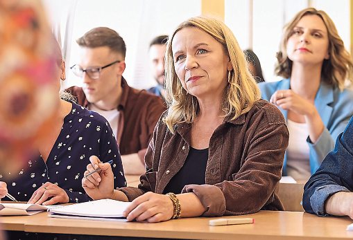 Ob in ganz jungen Jahren oder auch im schon etwas fortgeschrittenen Alter: Bildung eröffnet neue Wege. Foto: Skynesher
