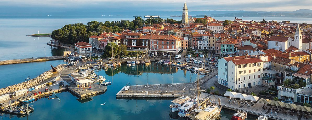 Der Fischerhafen, die rotgedeckten Dächer der Altstadt und der Kirchturm der Kirche des HI. Mauro - das Stadtbild, das einst auf einer Insel entstand, hat seinen insularen Charme bis heute bewahrt.    Foto: Jess_Ivanova-stock.adobe.com