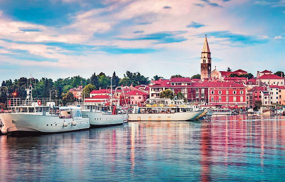 Venezianisches Flair im Abendlicht: Izolas Hafen spiegelt sich im ruhigen Wasser - ein Bild, das nach Wiederkommen verlangt.   Foto: Andrew Mayovskyy - stock.adobe.com
