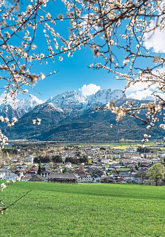 Im Frühling zeigt sich Lienz, flankiert von bewaldeten Bergrücken und den bizarren Gipfelformationen der Lienzer Dolomiten, von seiner schönsten Seite. Foto: TVB Osttirol/Peter Maier