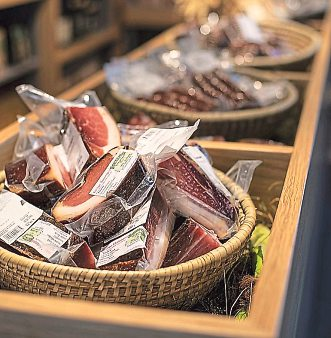 Oben: Sonnenaufgangstour im Nationalpark Hohe Tauern. Lienz ist der ideale Ausgangspunkt für zahlreiche Touren. Links: Nicht nur im Genussladen, auch auf dem Markt und in zahlreichen Betrieben findet man Speck & Co. Foto: TVB Osttirol/Studio 20four GmbH