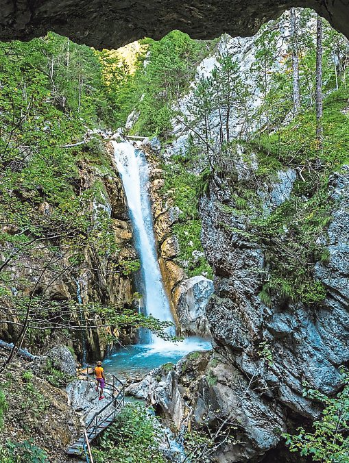 In der Tscheppaschlucht bei Ferlach führen Stege durch enge Felsformationen und entlang kraftvoller Wasserläufe.   Foto: Franz Gerdl