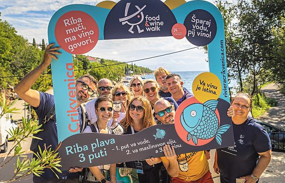 Gute Laune inklusive: Der Food & Wine Walk ist längst zum fröhlichen Pflichttermin an der Riviera geworden. Foto: Hrvoje Kosir