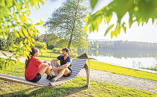 Der Slow Trail am Maltschacher See verbindet frisches Frühlingsgrün, Seeblick und familienfreundliche Wege.   Foto: Gert Perauer/MBN