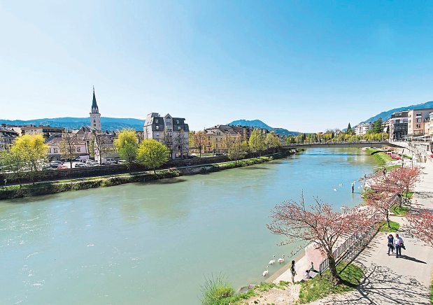 Die Altstadt von Villach verbindet mediterranes Lebensgefühl mit Geschichte und modernen Akzenten wie der Wassershow „Draupuls“. Foto: Michael Stabentheiner