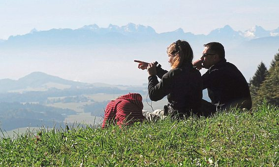 Das Gipfelplateau des Buchbergs eröffnet zauberhafte Ausblicke bis weit in die Alpen hinein. - Die Seepromenade von Mattsee lädt zum Verweilen ein.  Foto: TVB Mattsee