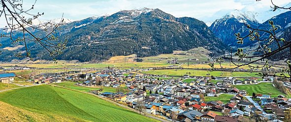Während die Berggipfel noch schneebedeckt sind, hält in Uttendorf im Tal der Frühling Einzug. Foto: TVB Uttendorf