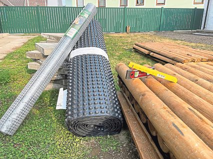 Im Garten entstehen zwei Hochbeete. Nagergitter sollen Wühlmäuse abhalten.