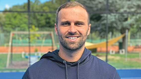 David Hofer steckt hinter dem neuen Angebot "Lakeside Padel". Gemeinsam mit seinen Freunden Julian (29), Christian (30) und Lukas (29) hat er die Sportanlage finanziert.    Foto: Lakeside Padel