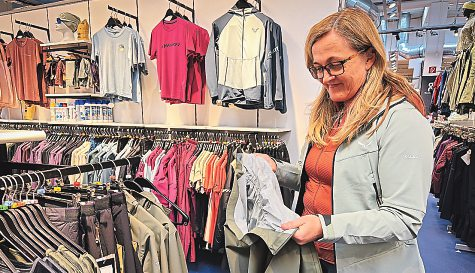 Mit leichten, knöchelhohen Bergschuhen ist man in unseren Bergen sicher unterwegs (li.). Eine gute Regenjacke gehört für Gabriela immer in den Rucksack: „Man kann nie wissen...“