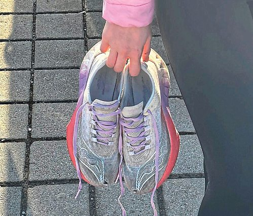 Gutes Schuhwerk für den Lauf ist wichtig. Läufer jeden Alters sind herzlich eingeladen, mitzumachen. Julia und Stefan laden aber nicht nur zum Laufen, sondern auch zum Wandern und Skitourengehen ein.