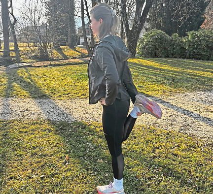 Gemeinsam wird vor dem Lauf aufgewärmt.