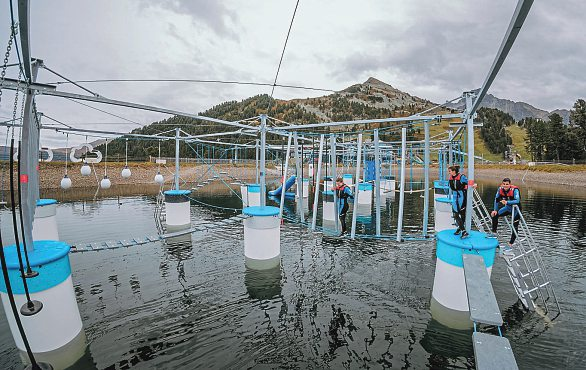 Im Ninja Park Hochoetz landet man bei einem Fehltritt schon einmal im Wasser. Foto: Ötztal Tourismus