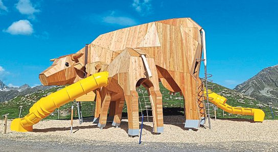 Die größte Holzkuh der Welt – das und noch mehr bietet der Erlebnisspielplatz in Kühtai unterhalb der DreiSeen-Hütte. Foto: Bergbahnen Kühtai