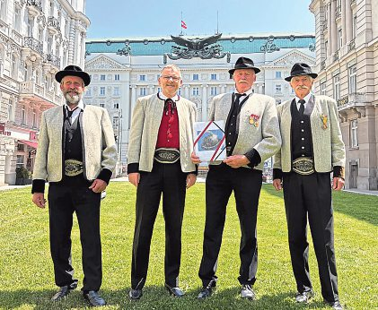 Die TuxZillertaler Vertreter Johann Dengg, Christian Moser, Alois Huber und Josef Steinberger (von links) übergaben in Wien den KulturerbeAntrag an die UNESCO.