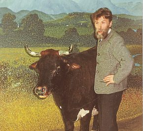 Pfarrer Ambros Aichhorn mit der angeblich letzten Tuxerkuh im Museum.