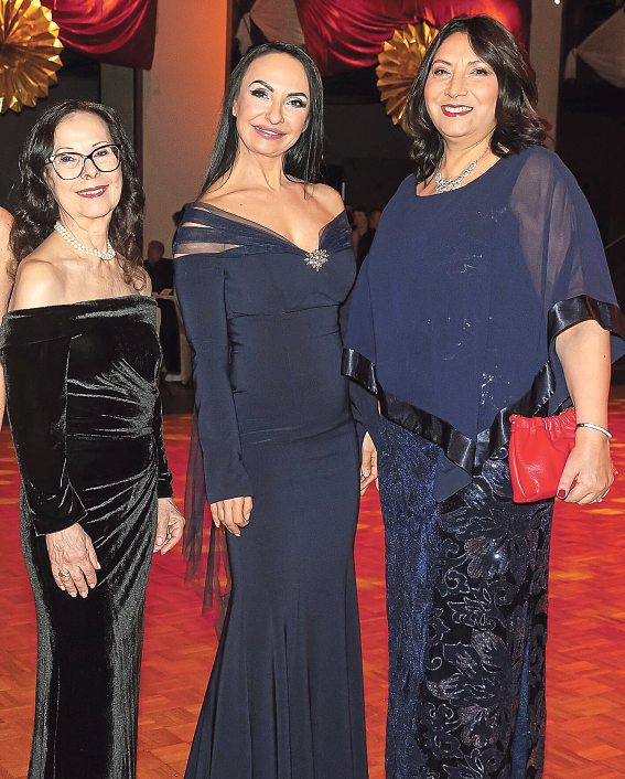 Waltraud und Julia Polai mit der Nationalratsabgeordneten Selma Yildirim beim Polai-Ball.