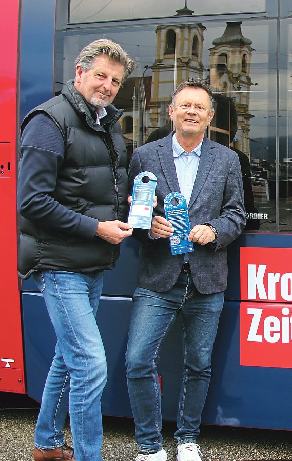 Vor der „Licht ins Dunkel“-Tram in Innsbruck: „Tiroler Krone“-Chefredakteur Claus Meinert und Peter Buglas (rechts). Fotos: HMC Hammann (8)