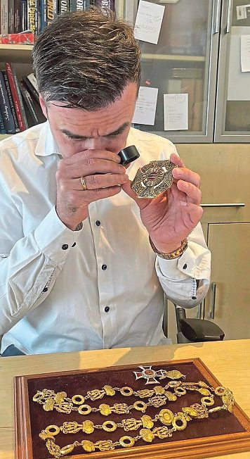 Alfredo nimmt einen Maria-Theresien-Orden, die höchste militärische Auszeichnung Österreichs vor 1918, genau unter die Lupe.