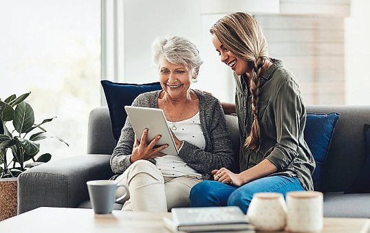Die Soziallots:innen ordnen, sichten und vermitteln Foto: ReeseArcurs/peopleimages.com -stock.adobe.com