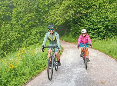 Radfahren entlang der Savinja: Gut ausgebaute Wege führen durch grüne Landschaft.    Foto: zVg