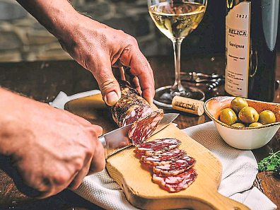 Pršut ist ein luftgetrockneter Rohschinken, der durch Wind und Zeit seinen Geschmack entwickelt. Auch Salami ist in der Region beliebt.