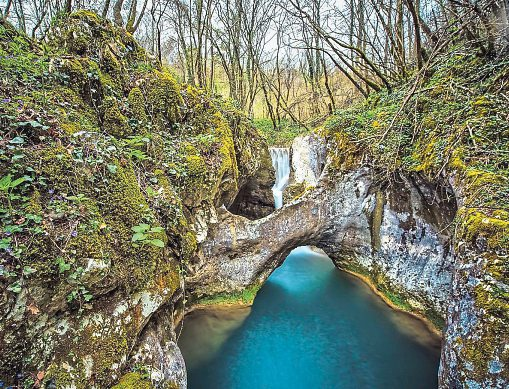 Die als Krčnik bekannte Naturbrücke in der Region Goriška Brda gilt als eines der schönsten Naturdenkmäler Sloweniens. Foto: Brda