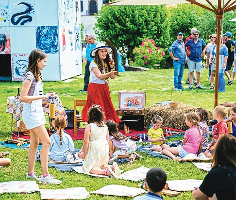 Auch für Familien gibt es viel zu entdecken - mit Spielen, Workshops und Mitmachangeboten für Kinder.