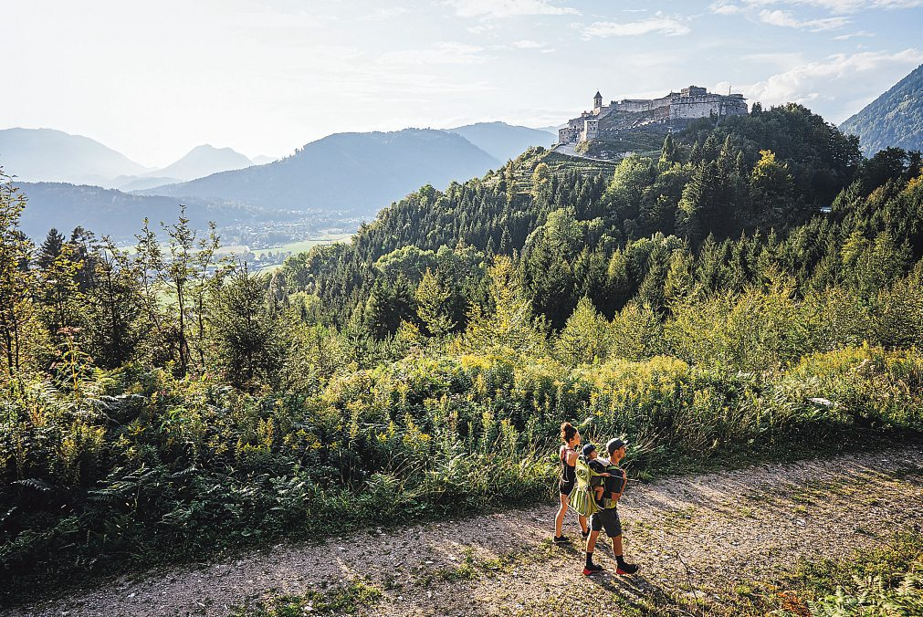 Die Kombination aus Naturwanderung auf der Burgherrenrunde und dem Besuch der rund 180 Japanmakaken macht die Burg Landskron zu einem der beliebtesten Ausflugsziele in Kärnten.    Foto: Martin Hofmann