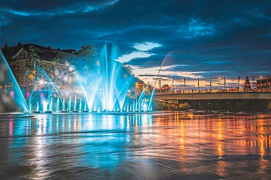 Die Show "Draupuls“ kombiniert bis zu 40 Meter hohe Wasserfontänen mit Lichteffekten.   <span id="i20j5y">Foto: Gerhild Anderwald </span>