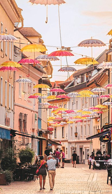 Die Villacher Innenstadt wird im Sommer von bunten Schirmen geschmückt.    Foto: Marta Gillner