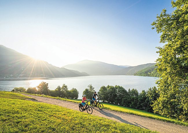 Der Millstätter See Radweg lässt den See in zwei bis drei Stunden umrunden.