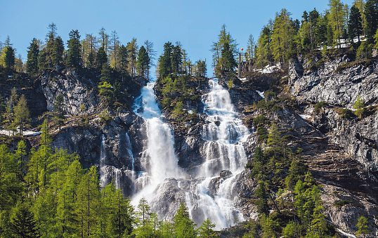Imposant: ein tosender Wasserfall im Kleinarltal. Foto: christakramer - stock.adobe.com