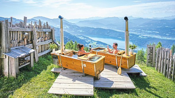 Outdoor-Badewannen hoch über dem Millstätter See.   Foto: Gert Perauer