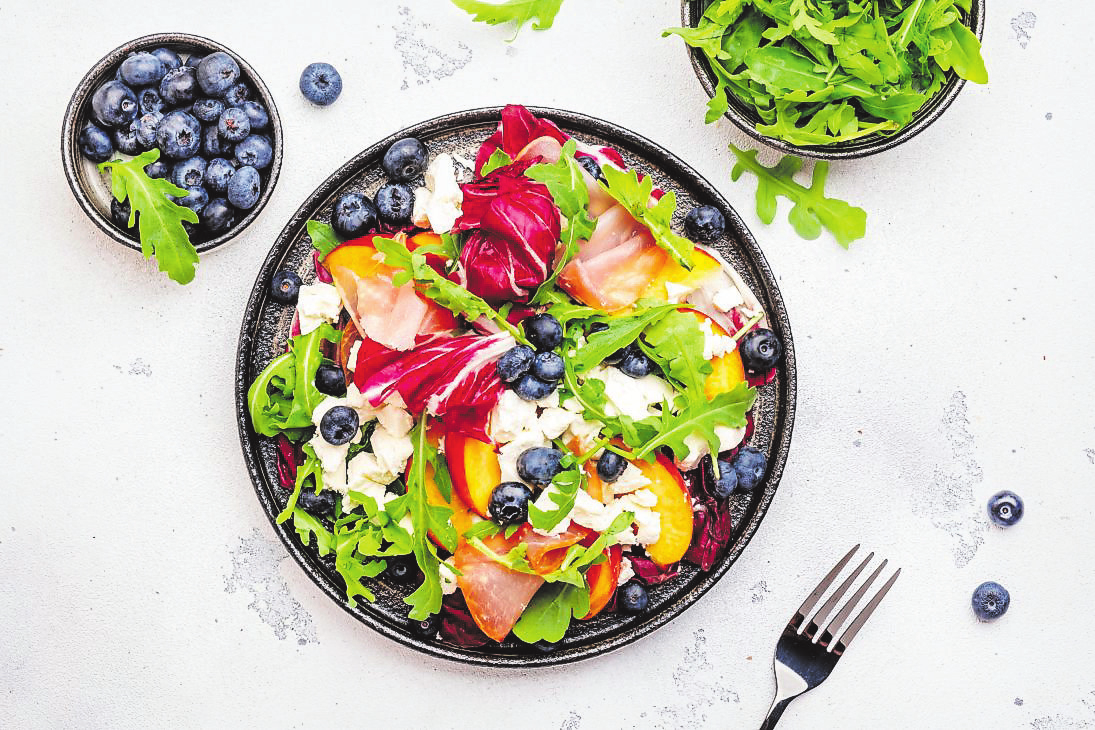 Frische Früchte aus Kärnten bringen Farbe und Geschmack auf sommerliche Salate. Foto: 5ph-stock.adobe.com