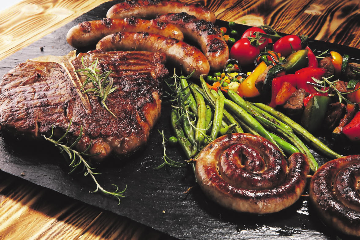 Eine abwechslungsreiche Grillplatte gehört für viele zum Sommergenuss dazu. Foto: beats-stock.adobe.com