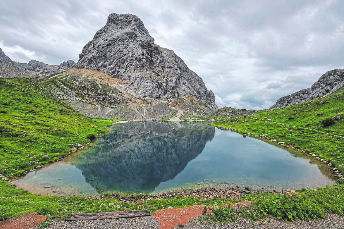 Über dem Lesachtal liegt der Wolayersee, welcher von der beeindruckenden Bergwelt der Karnischen Alpen umgeben ist. Foto: Christian Krall