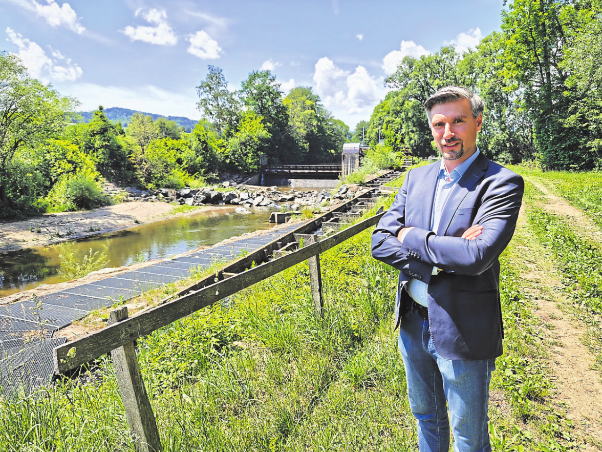 Wirtschaftsdirektor Johann Steiner vor dem Wehr Foto: Felix Justich