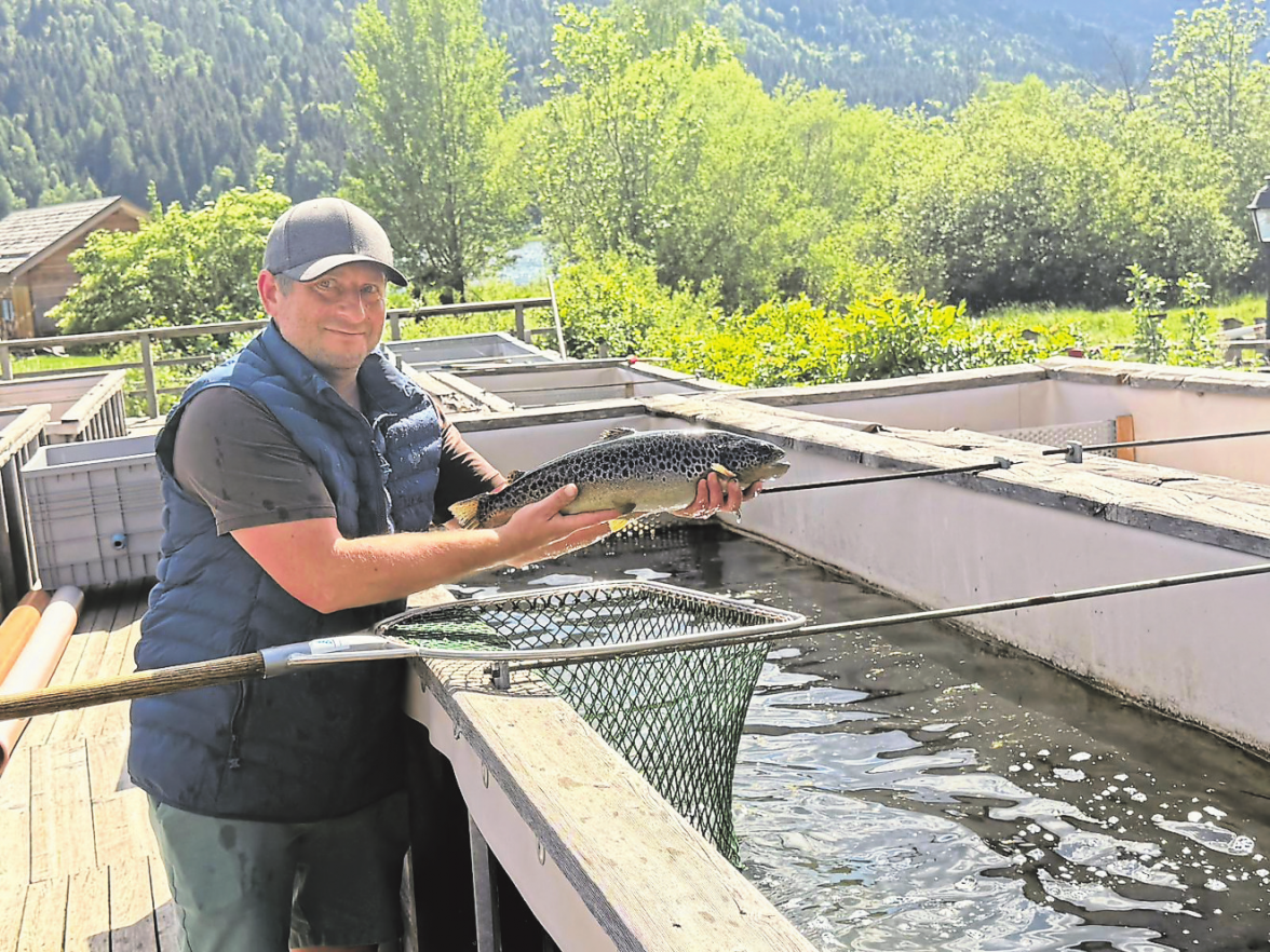 Markus Limarutti betreibt eine Fischzucht am Weißensee.