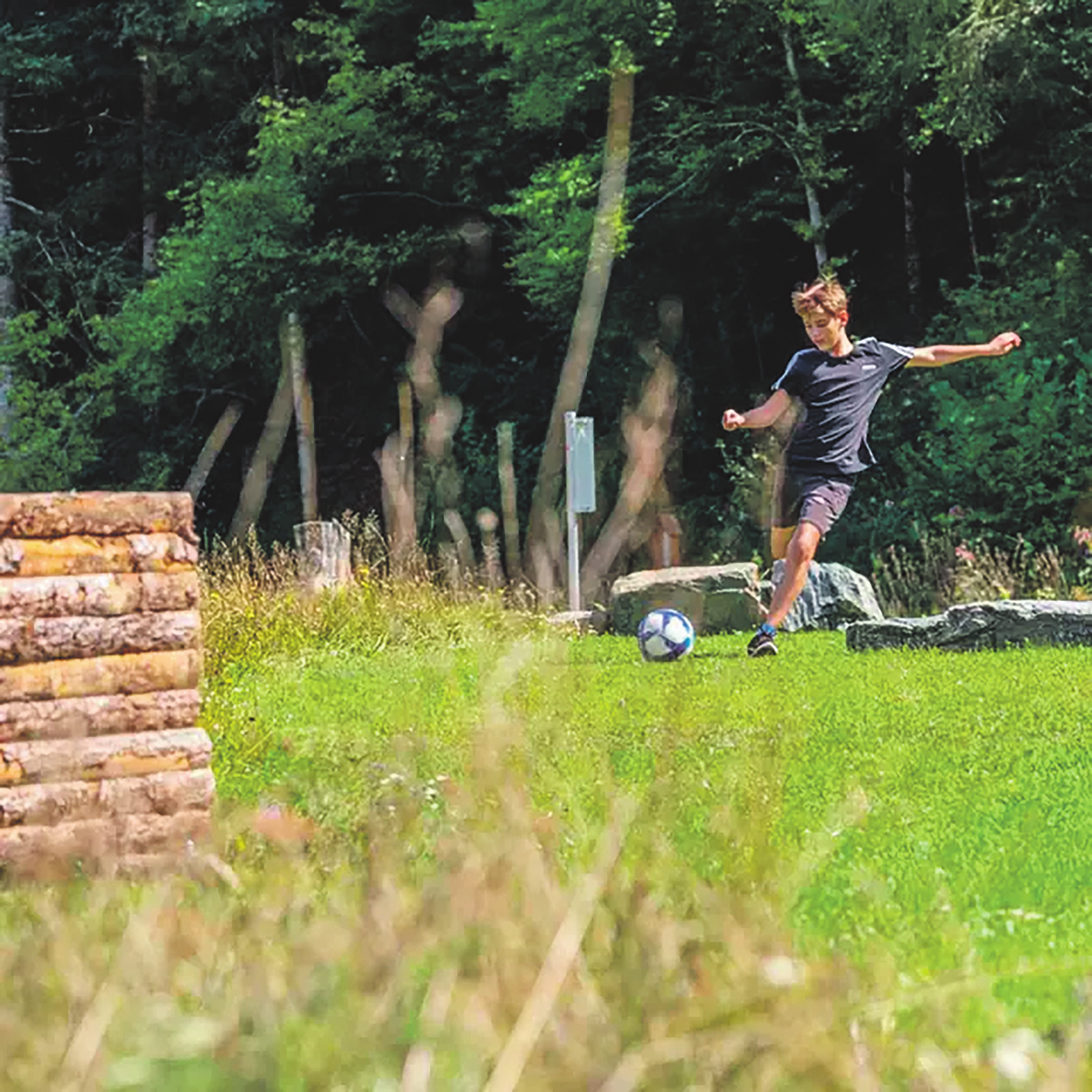 Die FußballgolfAnlage ist Teil des Martin HintereggerWanderwegs. Besucher können versuchen, seinen Rekord zu brechen. Fotos: Schhloss Albeck